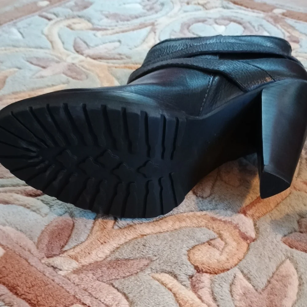 NWOT Black Leather Cynthia Vincent Ankle Boots with Dust Cover - Picture 6 of 15